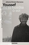 Couverture de l'ouvrage "Youssef ou la fidélité à soi Une enquête sur l’engagement, la violence et l’exil". Photo en noir et blanc, prise de buste, avec effet pixellisé d'un homme souriant, cheveux ébouriffés, devant un paysage désertique.