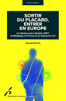 Couverture de l'ouvrage. Une impression bleue de silhouette d'homme présente des déchirures et des tampons de visa. (image)