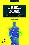 Couverture de l'ouvrage. Une impression bleue de silhouette d'homme présente des déchirures et des tampons de visa.
