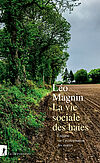 Couverture de l'ouvrage "La vie sociale des haies Enquête sur l'écologisation des mœurs". Photo d'une haie, constituée d'arbres et de végétation, au bord d'un champ cultivé.