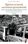 Couverture de l'ouvrage "Algériens au travail, une histoire (post)coloniale". Une photo en noir et blanc représentant un homme en chemise et blouse de travail se tient entre deux chassis de voiture sur une ligne de production, la photo date d'autour des années 60 a priori.