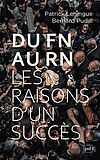 Couverture de l'ouvrage "Du FN au RN. Les raisons d'un succès". Photo prise du dessus d'une foule (principalement constituée d'hommes, dont une grande partie est chauve) : journalistes, services d'ordre autour d'une personne à la chevelure blonde coupée au carré.